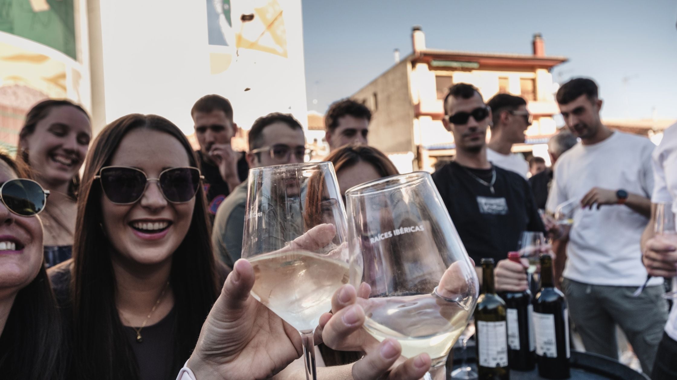 Casi 1.000 personas, una barrica única y 9.750 euros para Viu Autisme: así vivimos nuestra Fiesta de la Vendimia